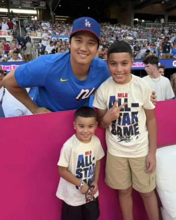 image_687b0e513c949 Shohei Ohtani Melts Hearts Posing with Edwin Díaz’s Kids at All-Star Fest — Fans Say ‘Father Energy Activated!’
