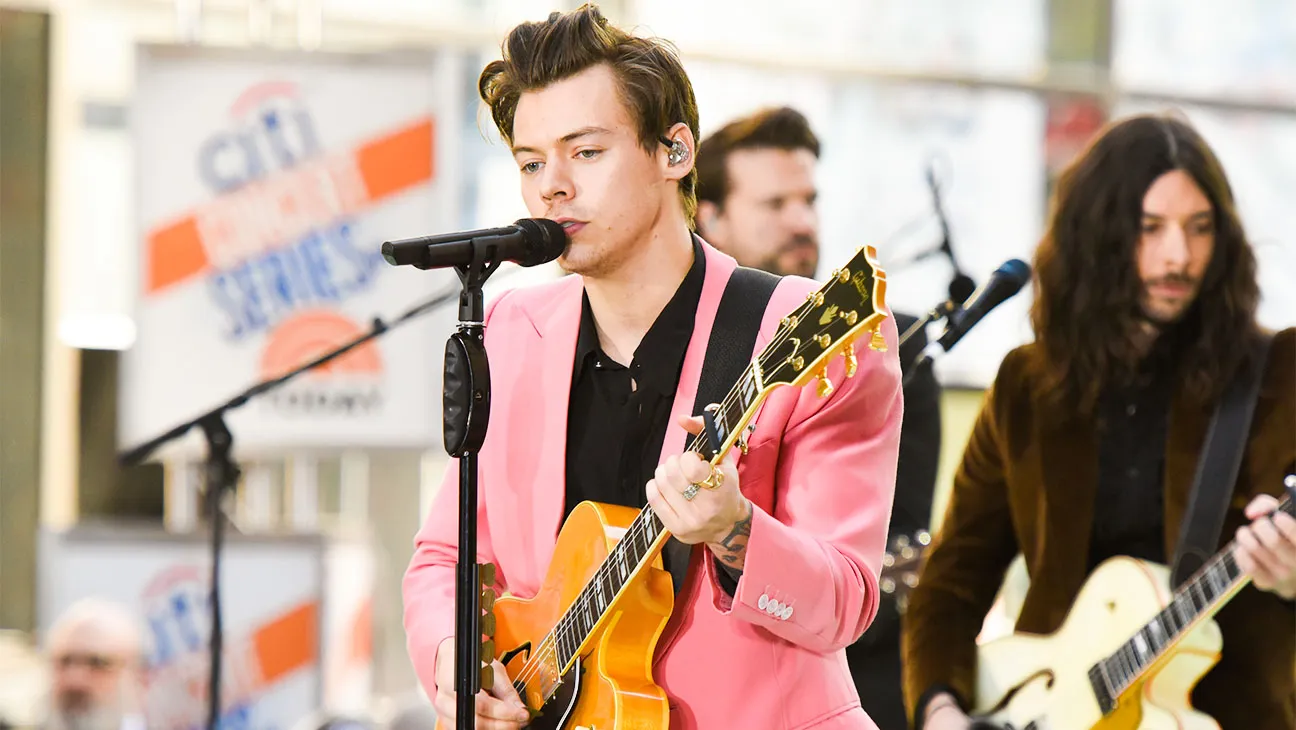 image_687da8ce973c4 Rare Footage Leaks: Harry Styles Caught Kissing a Woman at Glastonbury – Fans Are Freaking Out!