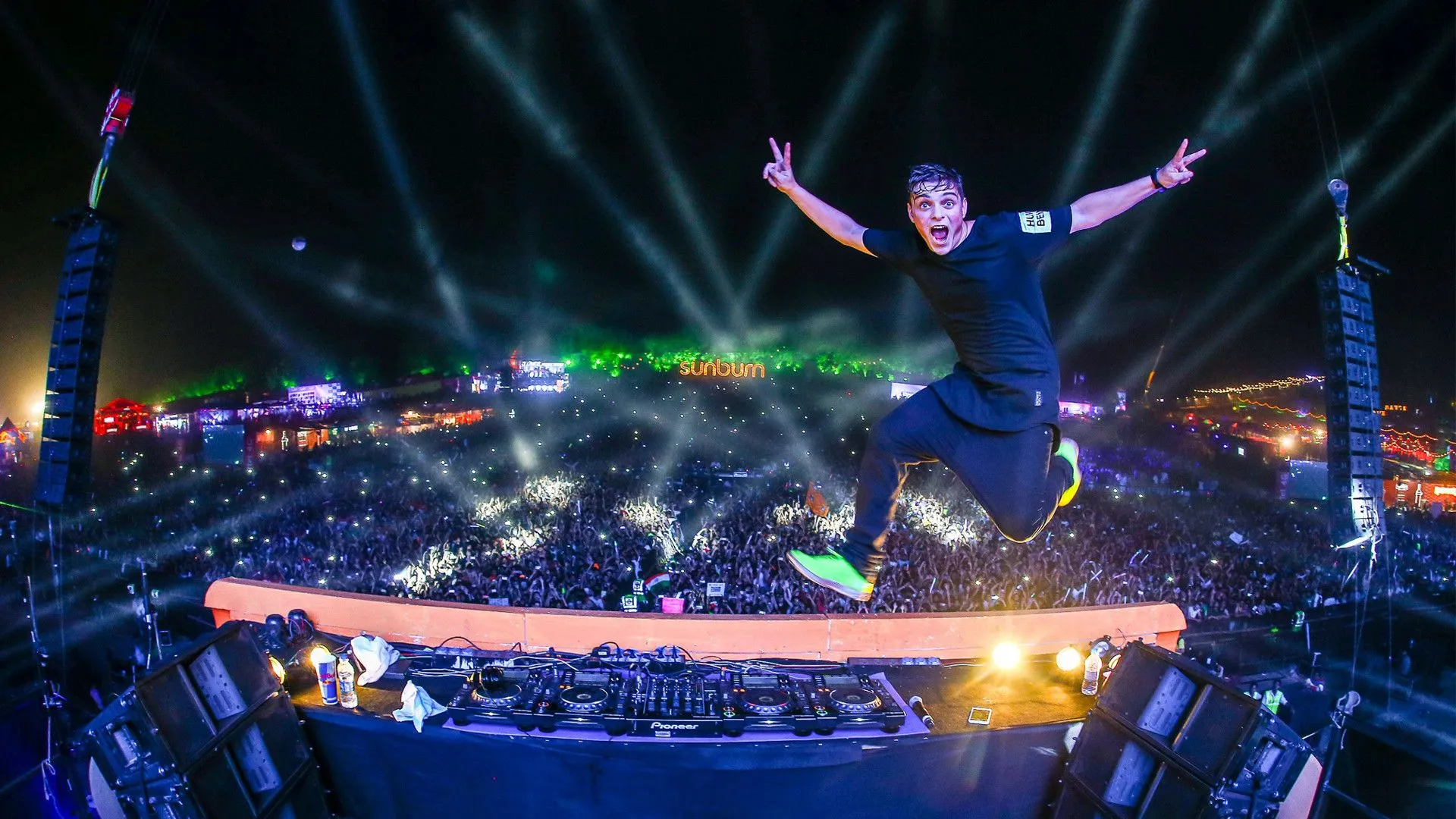 Crazy Fan Or Conspiracy? Martin Garrix Causes Storm By Still Playing Music Despite Fire And Explosions