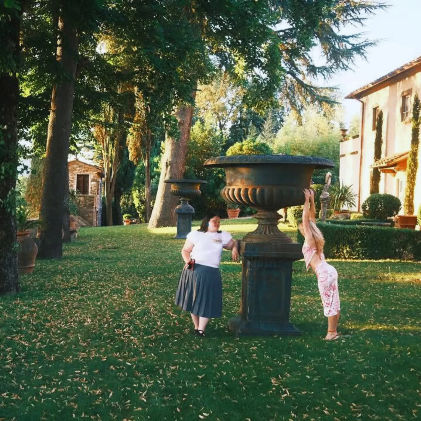 image_687ddef41bdb7 Sabrina Carpenter’s Most Dangerous Weapon Isn’t Her Voice — It’s Her Inner Circle