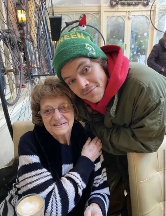 Harry Styles Melts Hearts by Praising His ‘Mum Fans’ — Proving That Love and Music Truly Know No Age