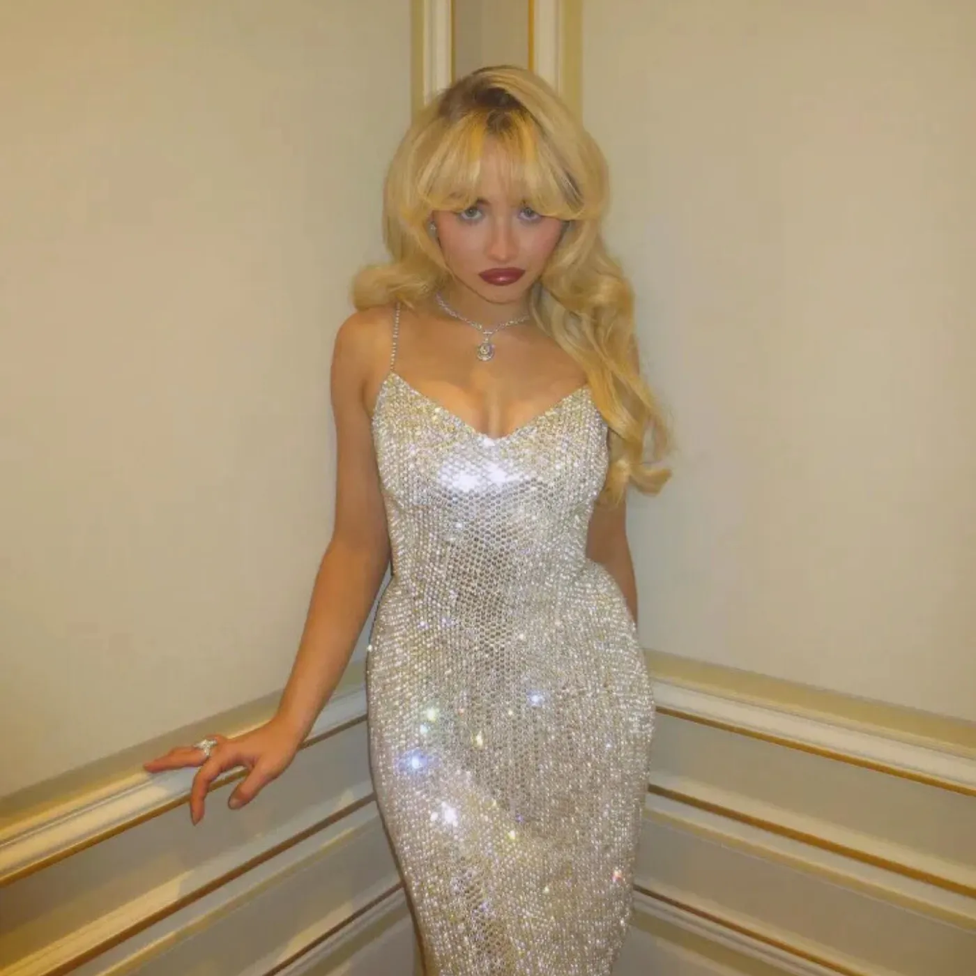 image_687f0fe858220 “She’s Not a Doll — She’s a Weapon”: Sabrina Carpenter’s Look Isn’t What You Think