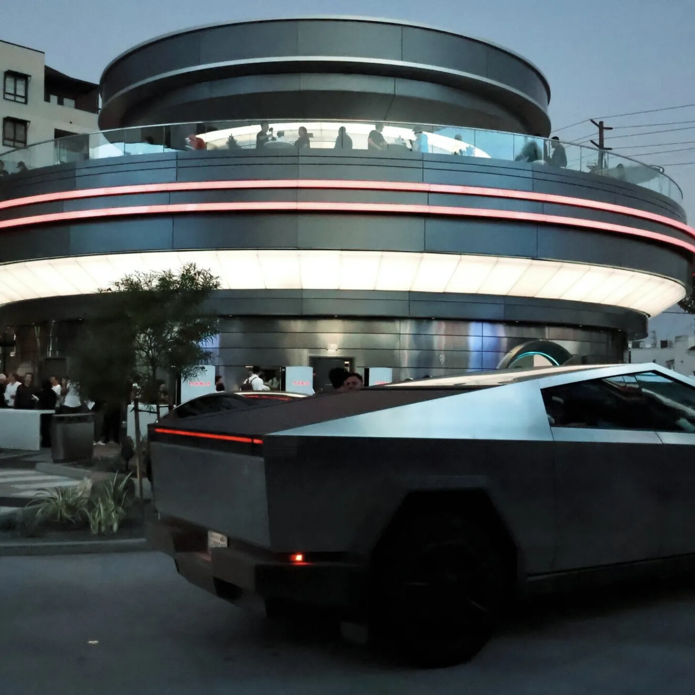 Inside Elon Musk’s Tesla Diner: The Shocking Identity Behind the Taco Maker Goes Viral