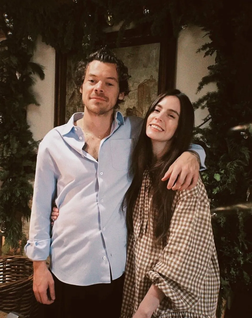 image_68808f86f1548 Raised by Strong Women: How Harry Styles’ Mom and Sister Shaped the Man Who’s Redefining Masculinity with Kindness