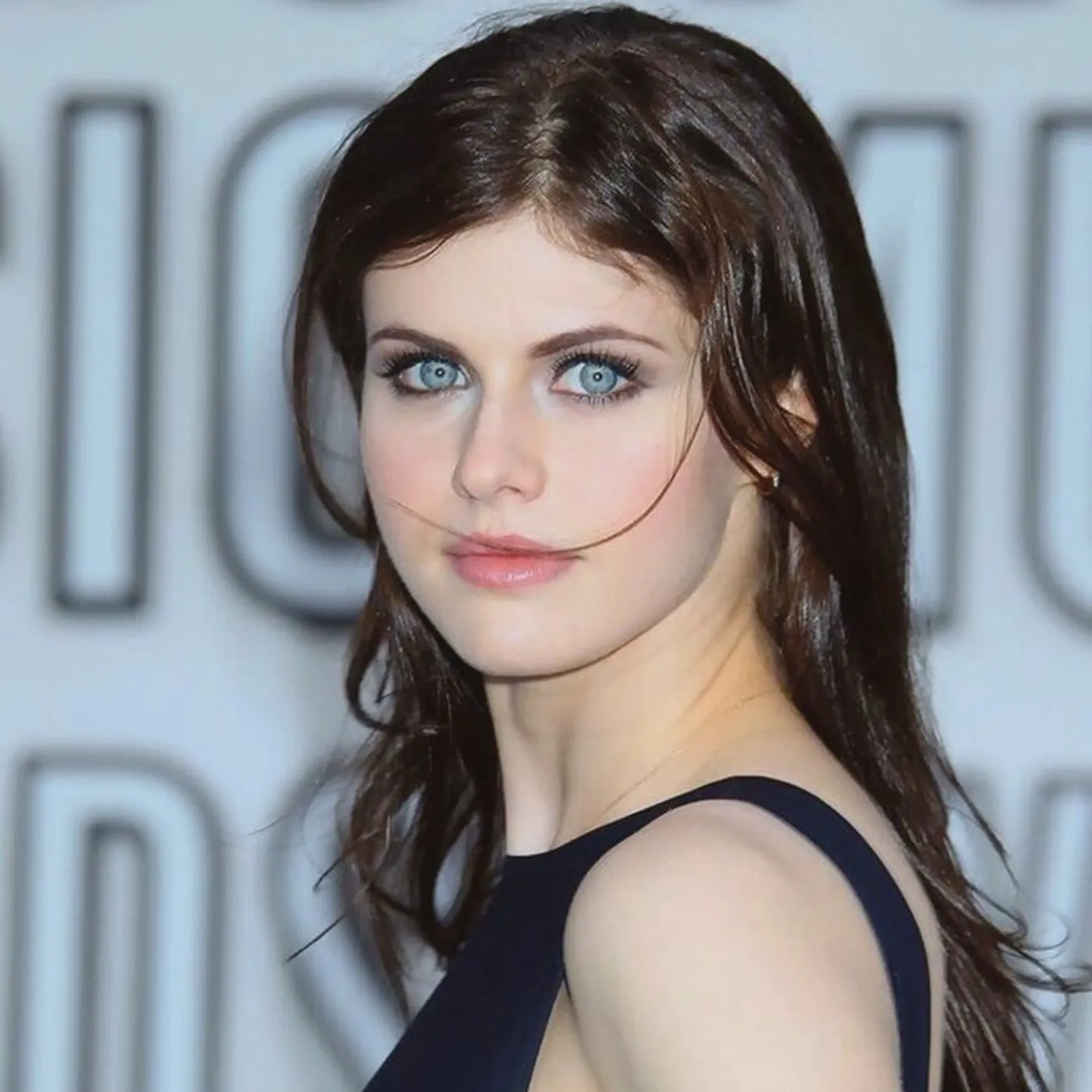 image_6880a266dda06 Meet the Real MVP: The Lawyer-Mom Behind Alexandra Daddario’s Rise