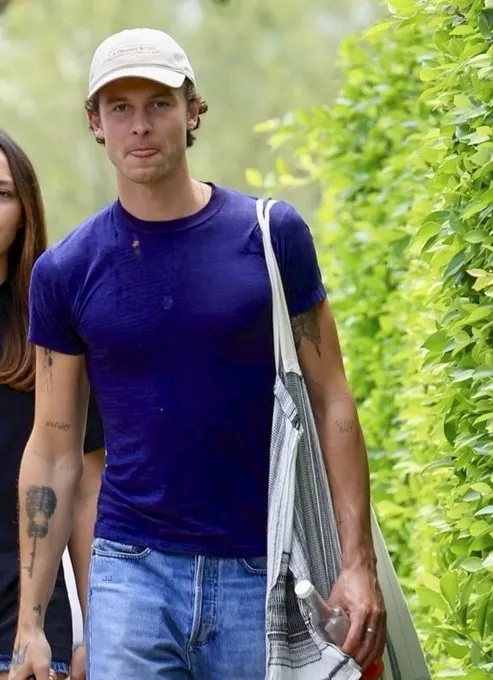 image_6881d00f2a326 Shawn Mendes Looked Effortlessly Cool at the L.A. Farmers Market — But What Fans Noticed About His Silence Has Everyone Talking