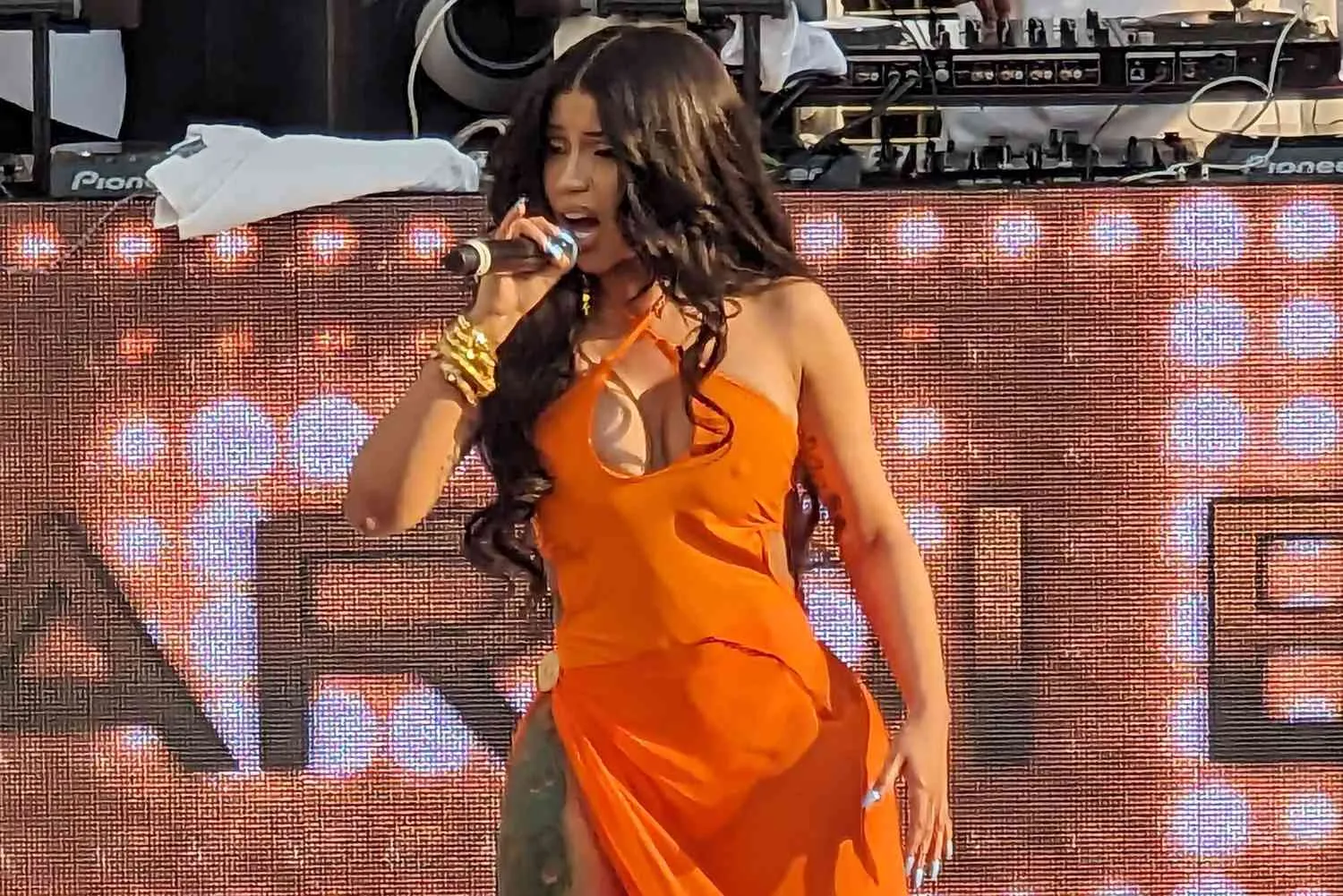 image_6881d6cef37b4 Cardi B’s Mic Attack? New Lawsuit Claims She Crossed the Line — You Won’t Believe What She Did on Stage