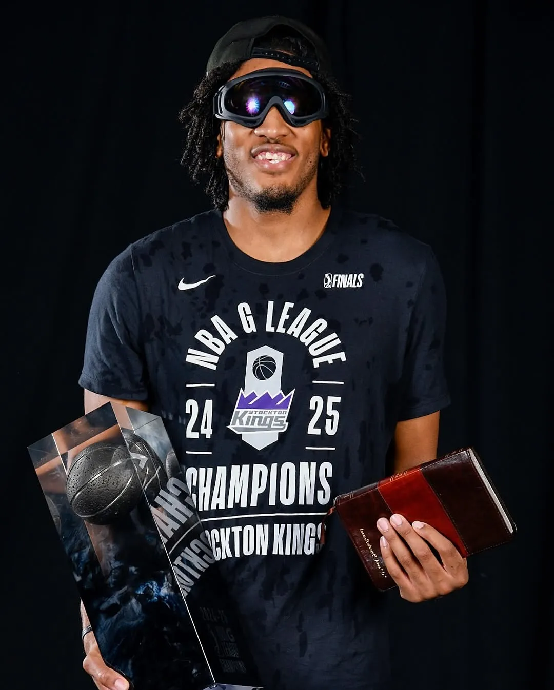 image_6881db4e48d70 Isaac Jones and the book he always carries with him: True repentance or just a fake image to cover up a decadent past that is not easy to wash away?