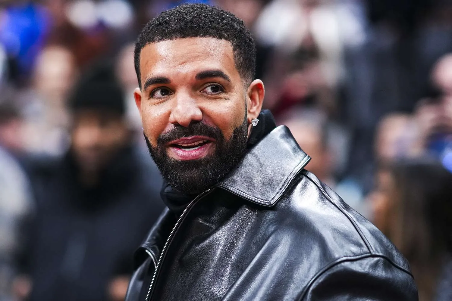 image_6881df964cd09 Drake Breaks Silence On Kendrick Lamar Feud Mid-Concert — And Teases Explosive, Personal New Album