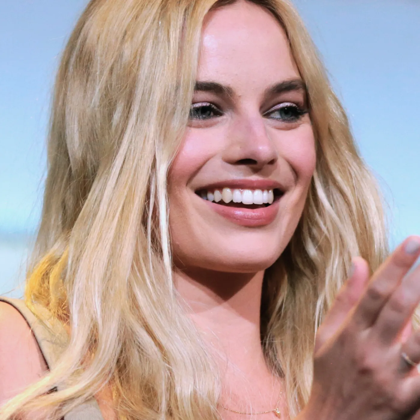 image_6882f80f6d22d No Makeup? The Hidden Fortune Behind Margot Robbie’s “Fresh Face”