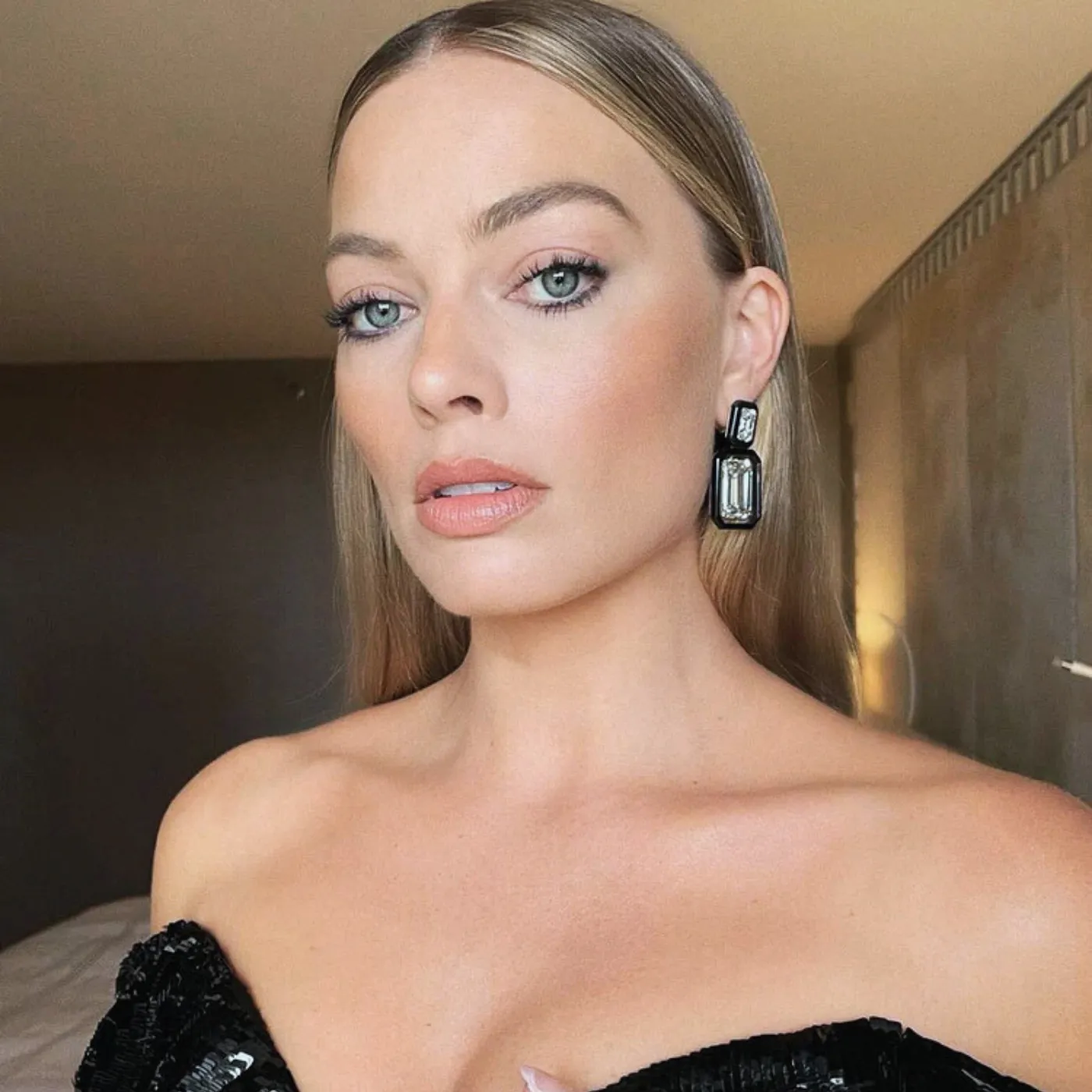 image_6882f811417ad No Makeup? The Hidden Fortune Behind Margot Robbie’s “Fresh Face”