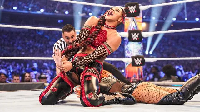 🇺🇸 “YOU DESERVE IT!” – Why Thousands at RAW Chanted in Unison as Becky Collapsed in the Ring… While Bianca Stood Holding a Fistful of Hair
