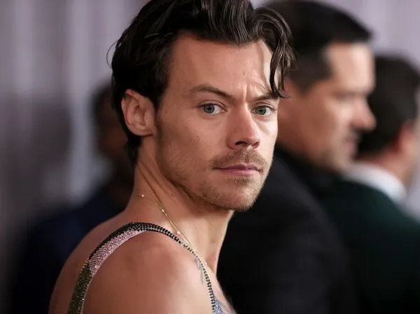 image_68833d572dff2 Harry Styles Sparks a Storm with ‘Pleasing Yourself’ – When Personal Comfort Becomes a Statement of Fashion and Wellness