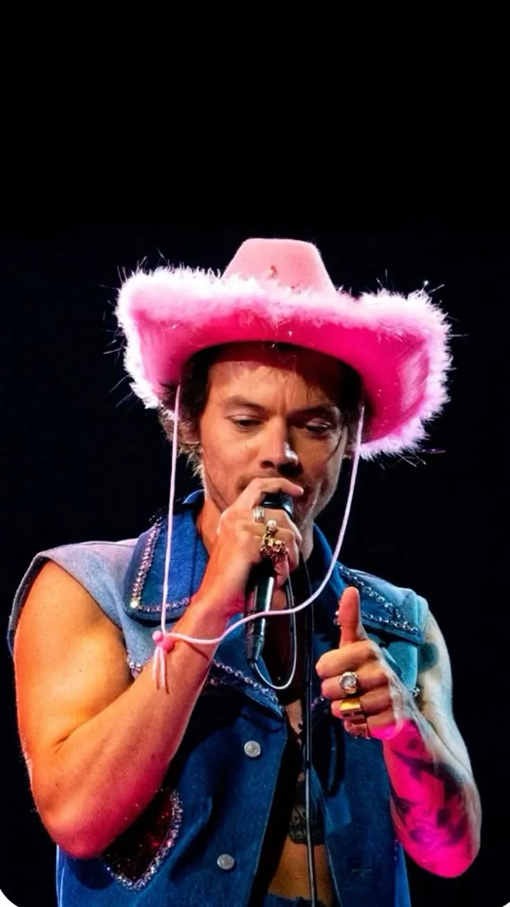 Harry Styles Sparks a Storm with ‘Pleasing Yourself’ – When Personal Comfort Becomes a Statement of Fashion and Wellness