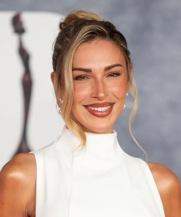 image_68833f2c4e2c6 Fans Think Zara McDermott’s Tiny ‘L’ Necklace Just Exposed Secret Romance with Louis Tomlinson — Internet Goes Wild