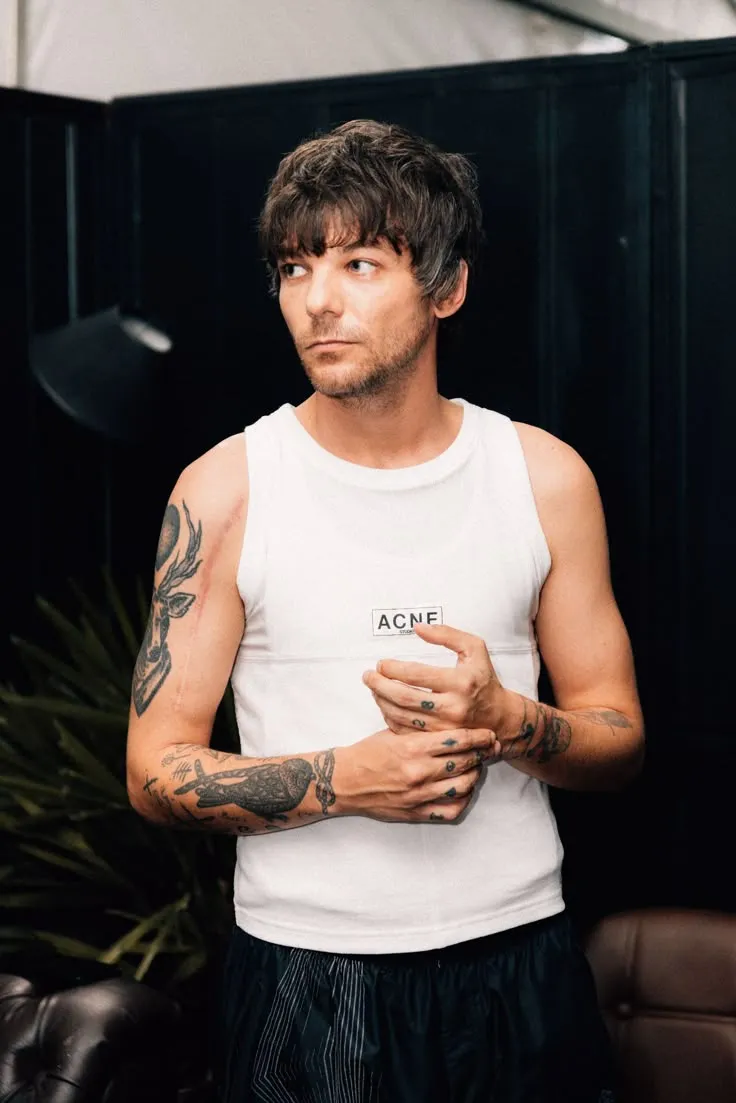 Fans Think Zara McDermott’s Tiny ‘L’ Necklace Just Exposed Secret Romance with Louis Tomlinson — Internet Goes Wild