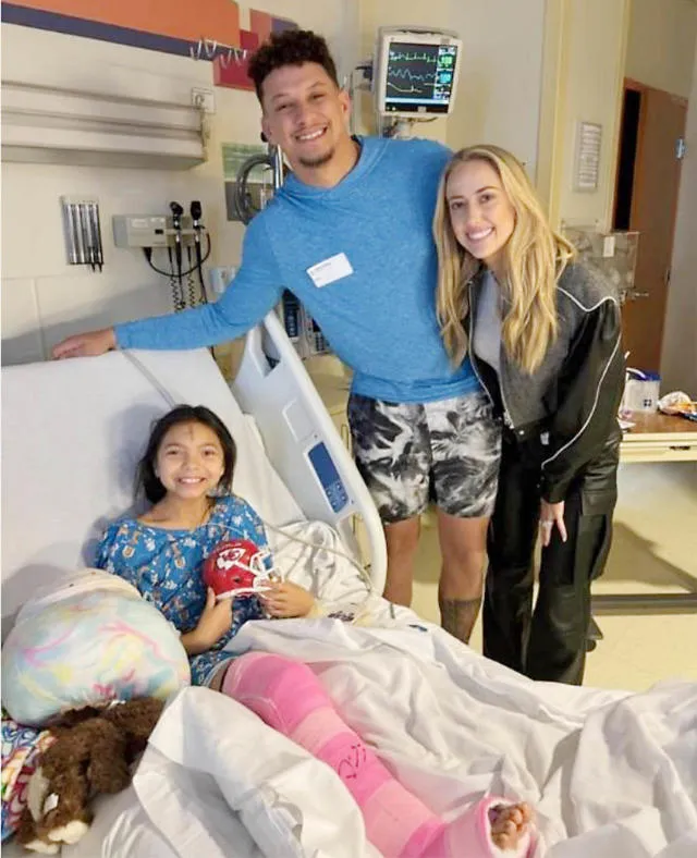 image_6883a7e93dfc6 Patrick Mahomes Sends Massive Aid to LA — But a Mysterious Figure Stuns Crowd Stepping Off Final Jet