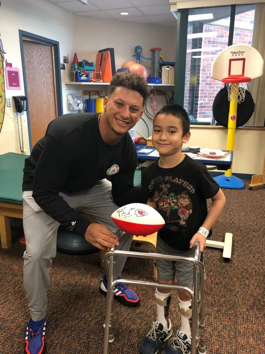 image_6883a7e9c7c78 Patrick Mahomes Sends Massive Aid to LA — But a Mysterious Figure Stuns Crowd Stepping Off Final Jet