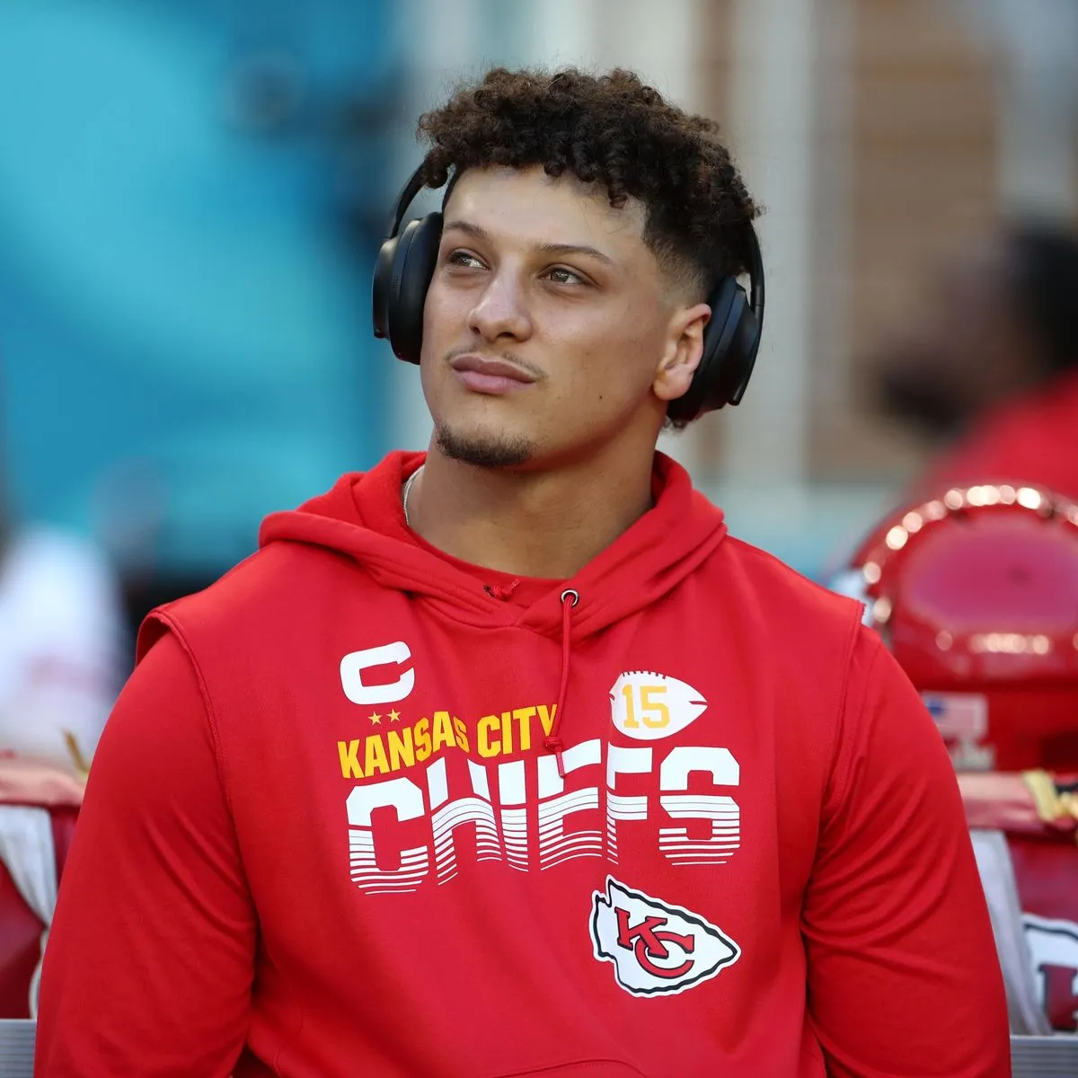 Patrick Mahomes Sends Massive Aid to LA — But a Mysterious Figure Stuns Crowd Stepping Off Final Jet