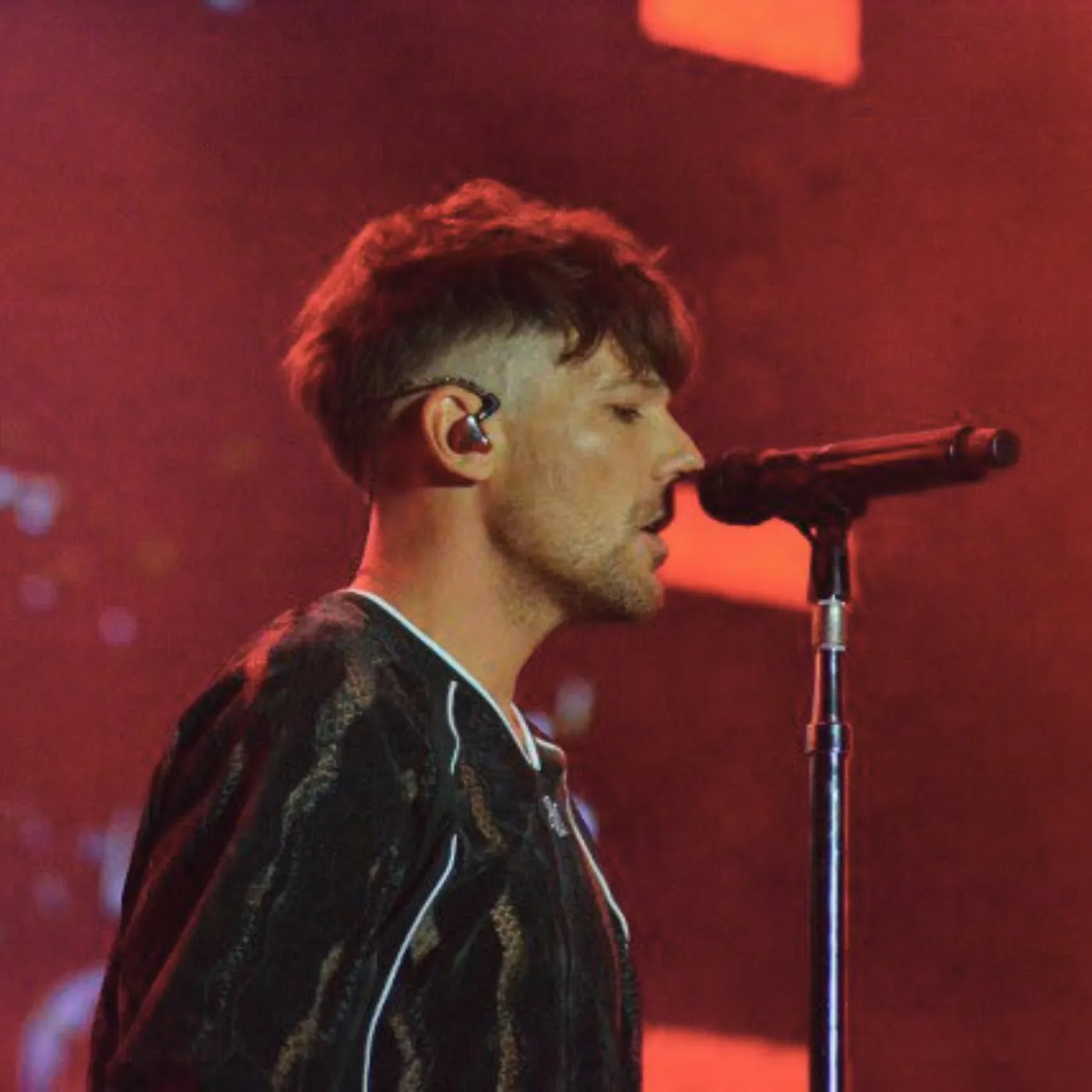 image_68865a55daa4a The Crowd Lost It the Moment Louis Tomlinson Took the Stage