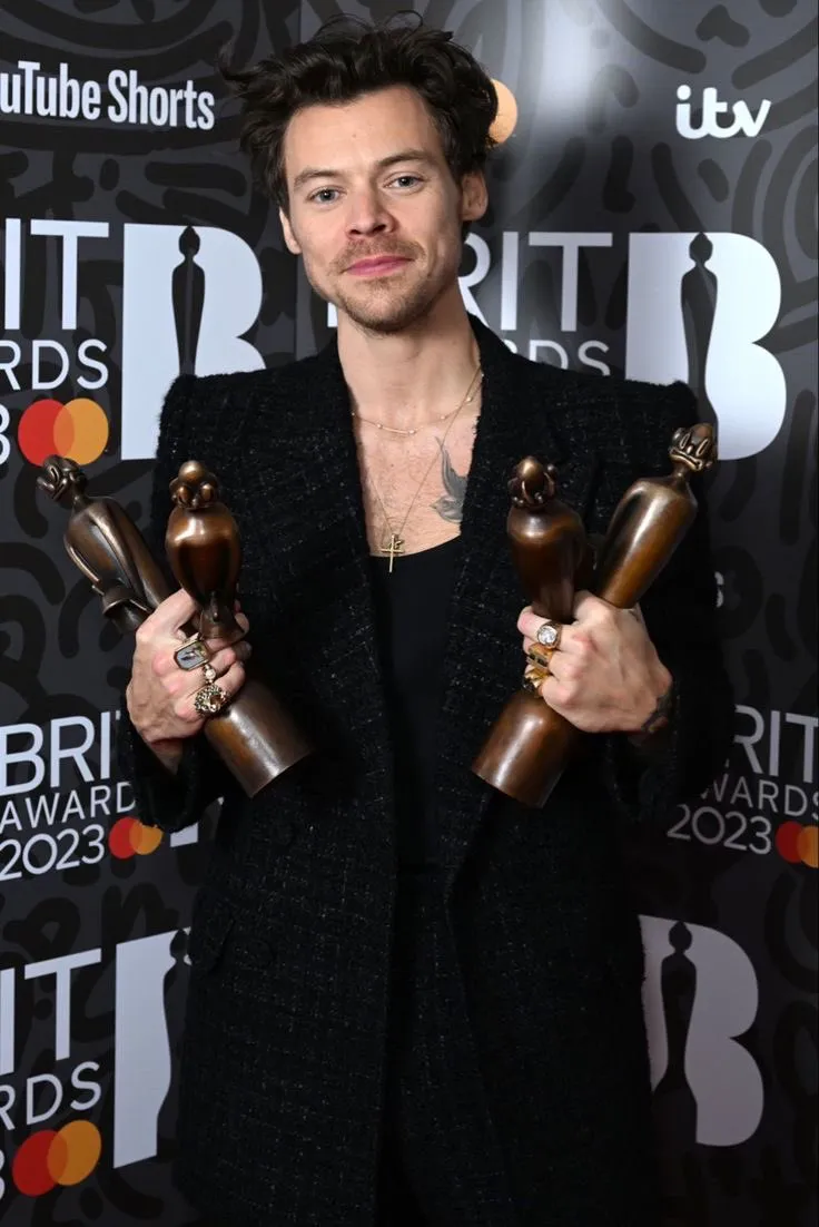 Harry Styles Just Dropped Two Bedroom Must-Haves — And Fans Say They’re ‘Too Hot to Handle’