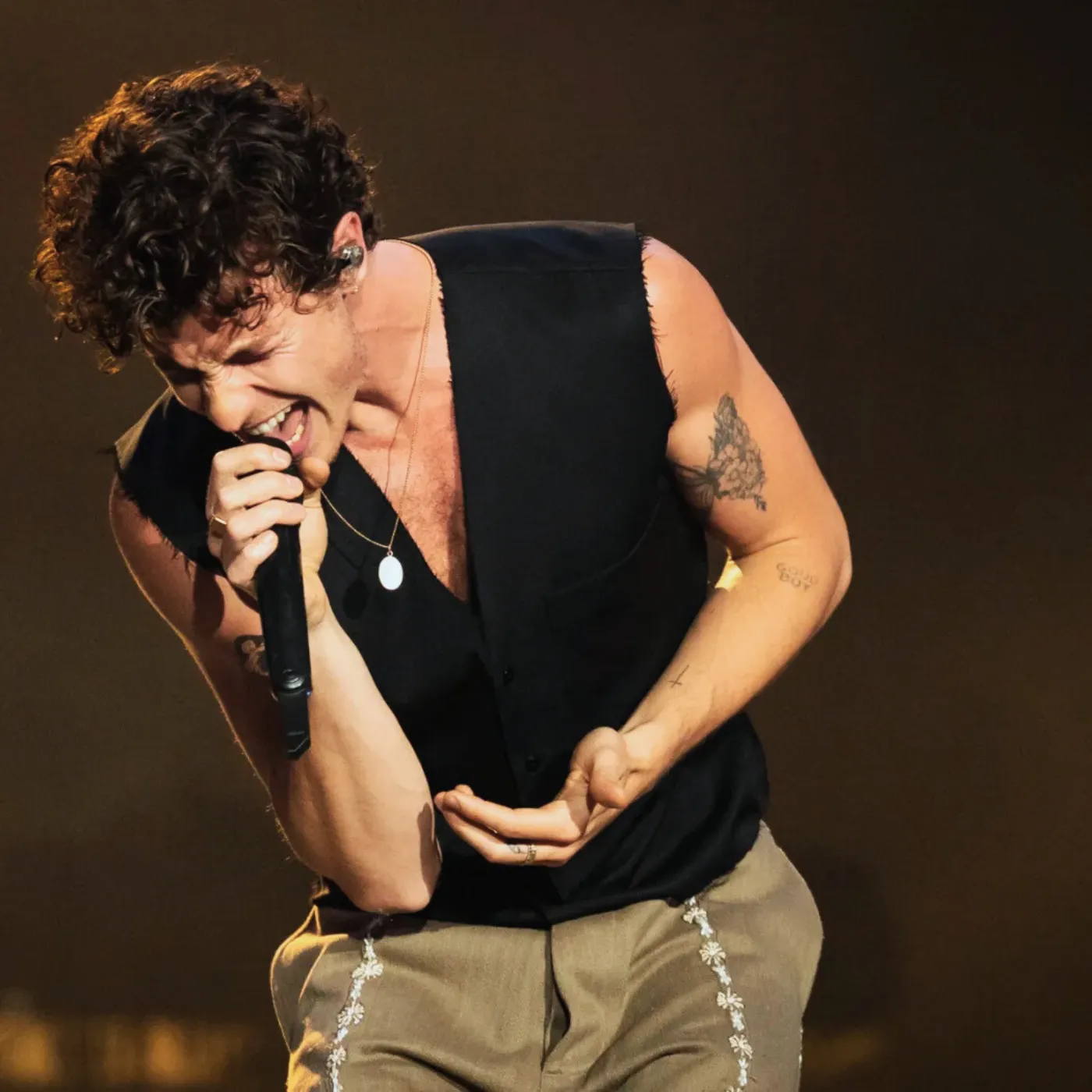 image_6886dbb93e07f This Man Has Been in Every Shawn Mendes Photo for Months—And No One Can Name Him