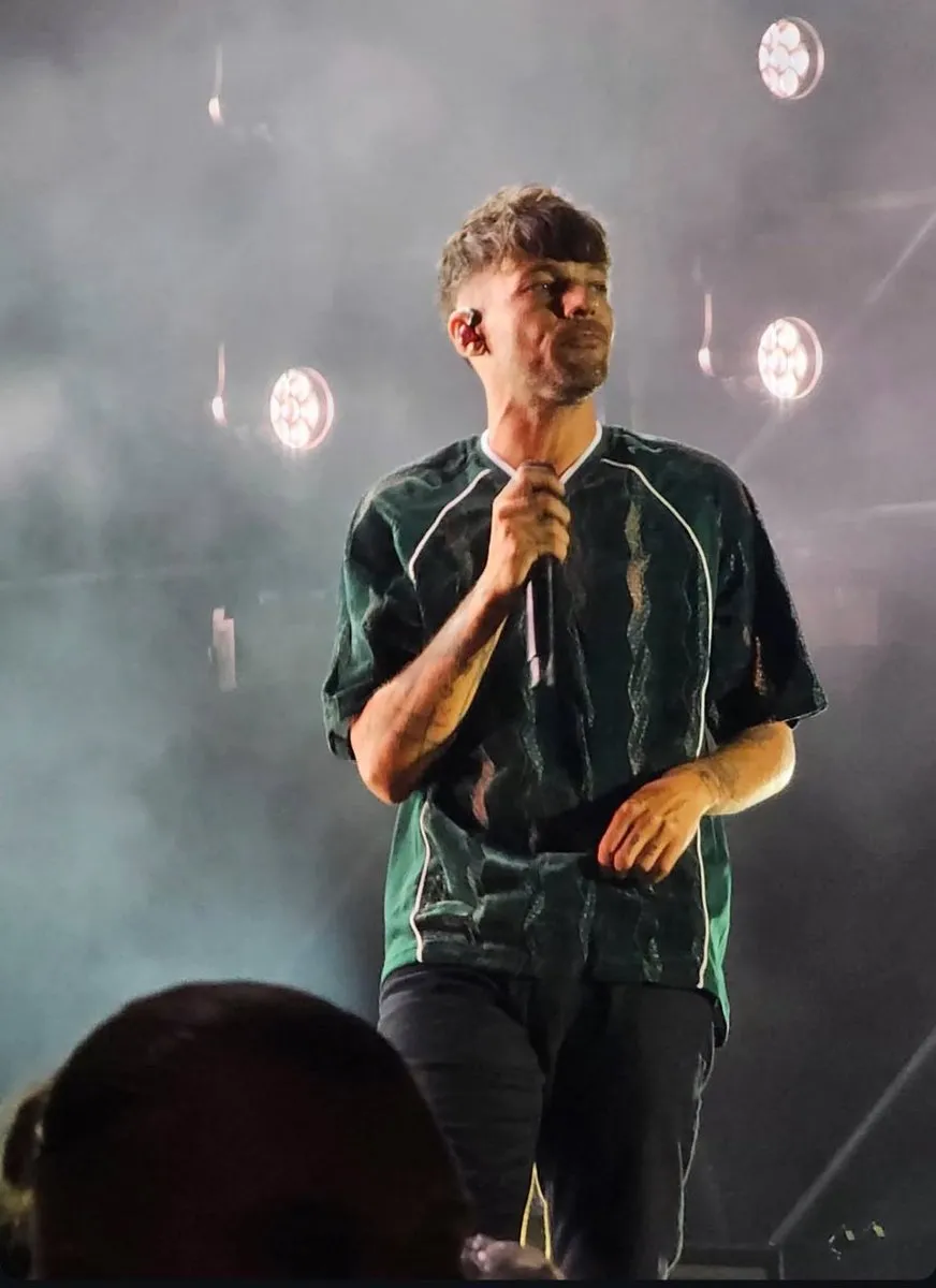 image_6886df58e685f Louis Tomlinson Walked On Stage — Seconds Later, the Entire Crowd Lost Control