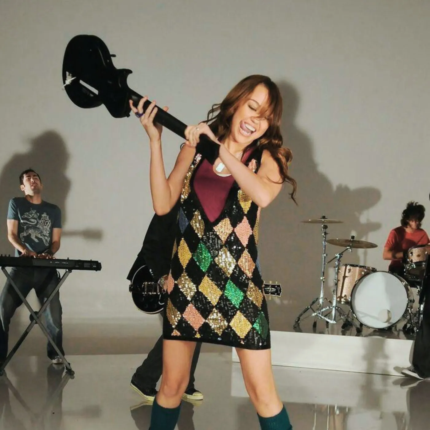 image_688733b09f435 Miley Cyrus’s “7 Things” Broke YouTube Records Long Before Viral Was a Thing