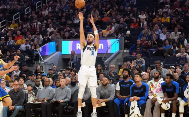 Klay Thompson effortlessly "destroyed" with his left hand—10 three-pointers in a row!