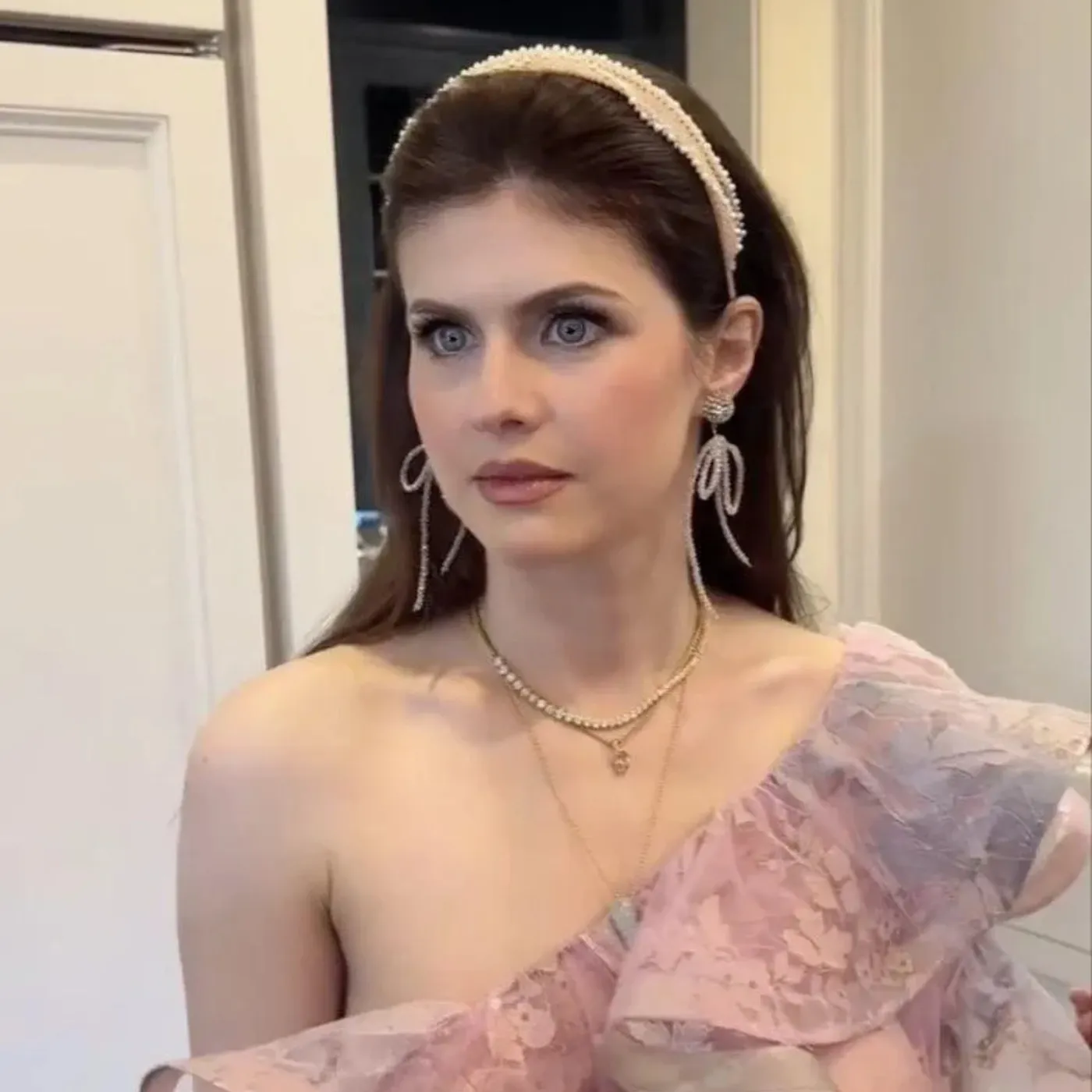 image_688837a68cabf She Was Hollywood’s Background Beauty—Now Alexandra Daddario’s the Queen of the Big Screen