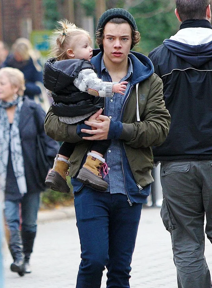 image_6888700024e78 This One Clip of Harry Styles Holding a Baby Has Fans Screaming ‘Dad Energy!