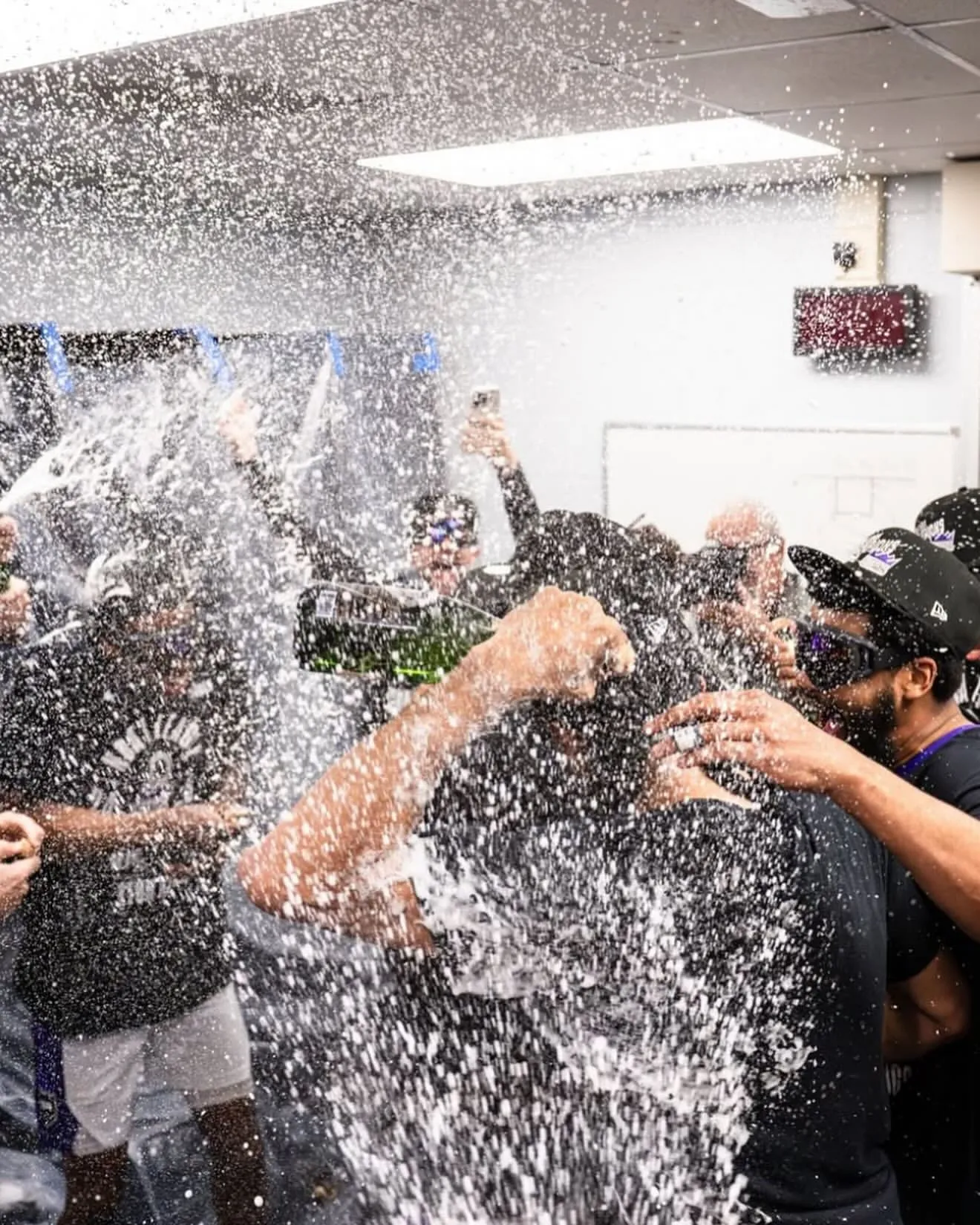 image_6889ca63cc6f9 Mason Jones: Not everyone can handle the pressure of winning, because then you have to bathe in cold champagne like this, let me endure this.
