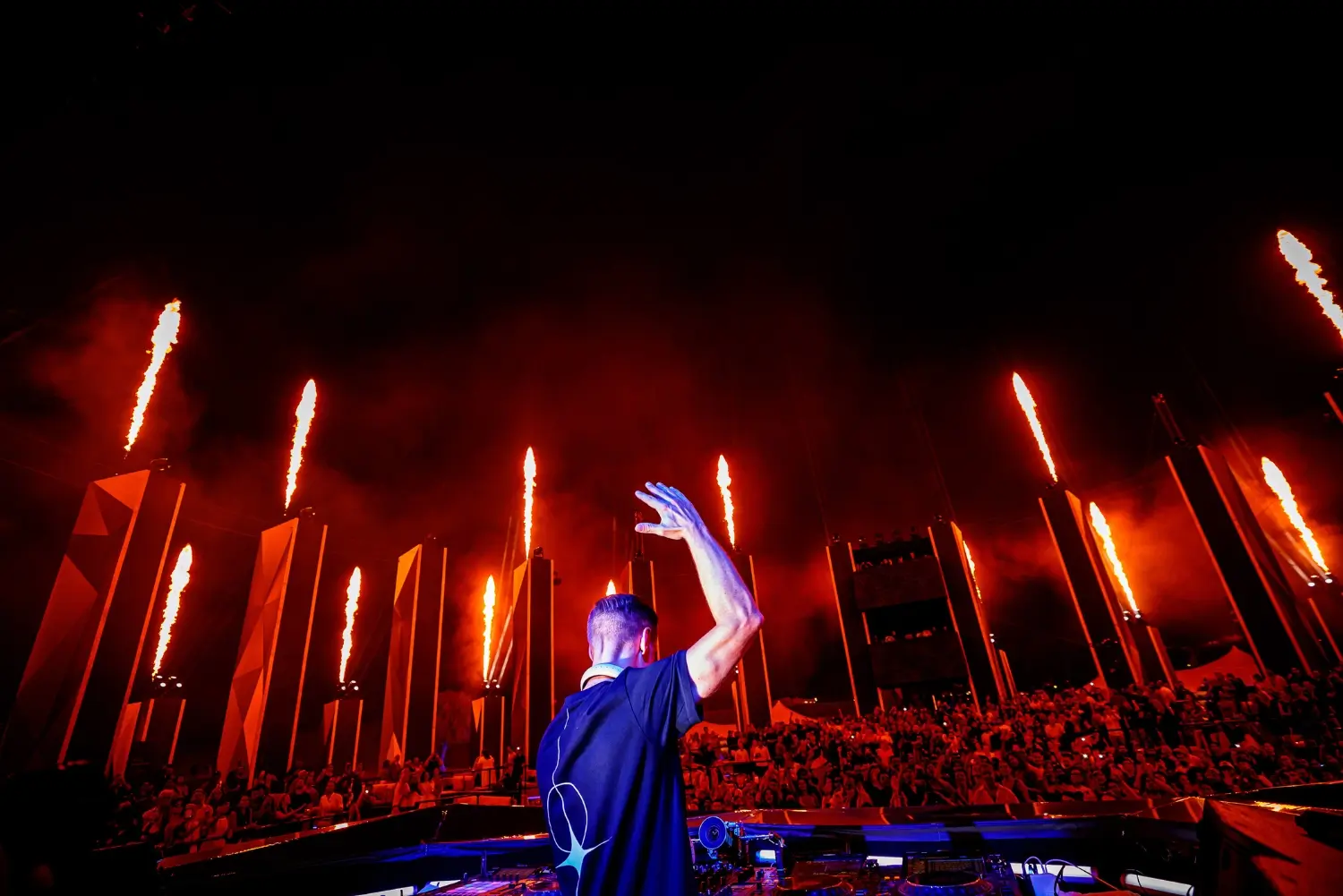 image_688adcef7d0de I’ve never done this on stage before – Armin van Buuren’s Rawest Moment Leaves Tomorrowland in Tears and the Internet Shaking