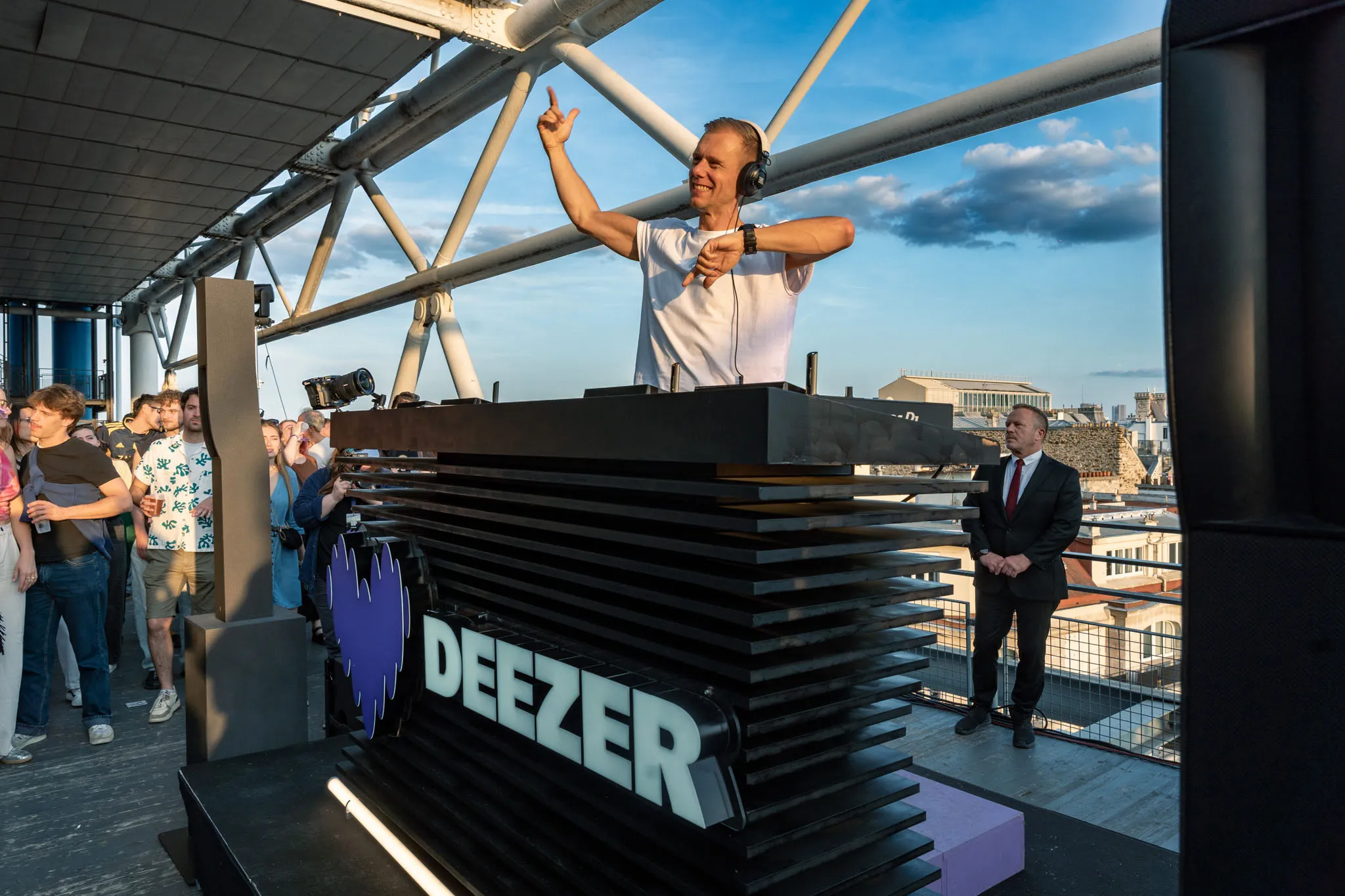From silence to euphoria in seconds — What did Armin van Buuren whisper to the crowd at Deezer Rooftop Sessions?