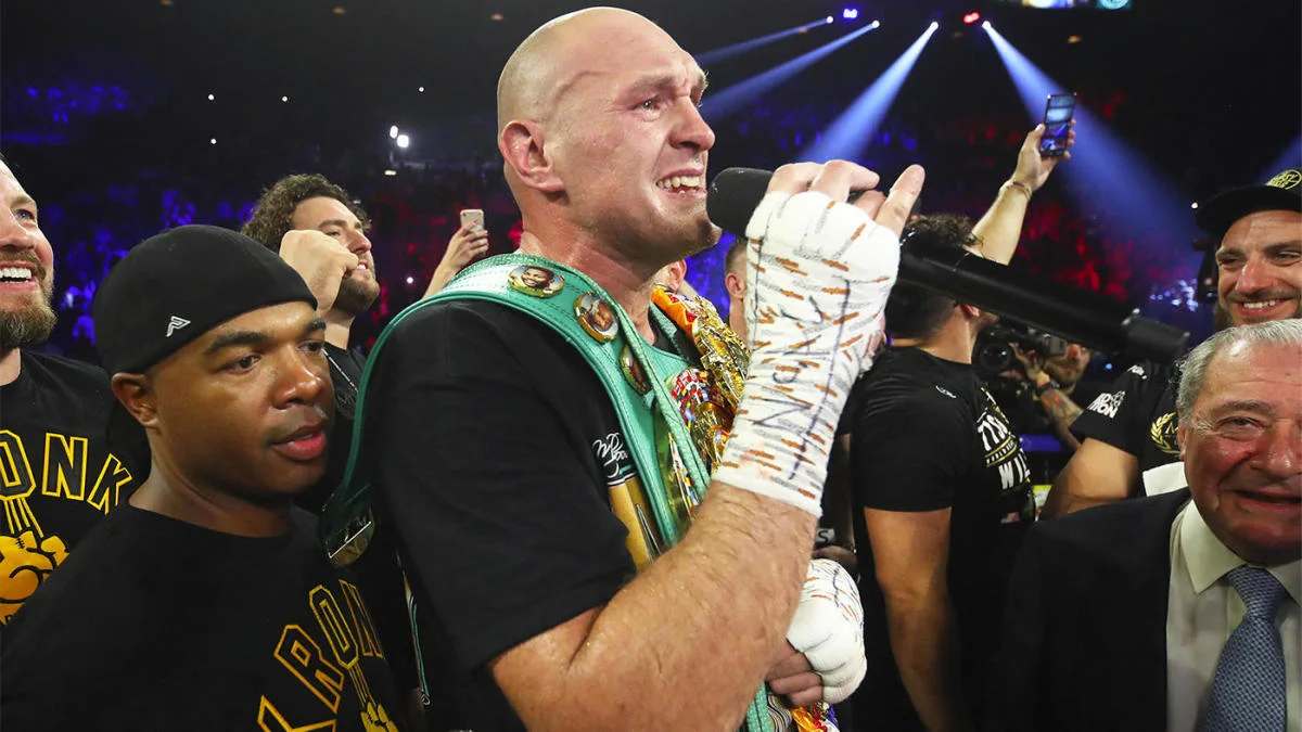 He Just Knocked Someone Out – Then Sang ‘American Pie’?! Tyson Fury Turns Press Conference Into a Full-Blown Concert!