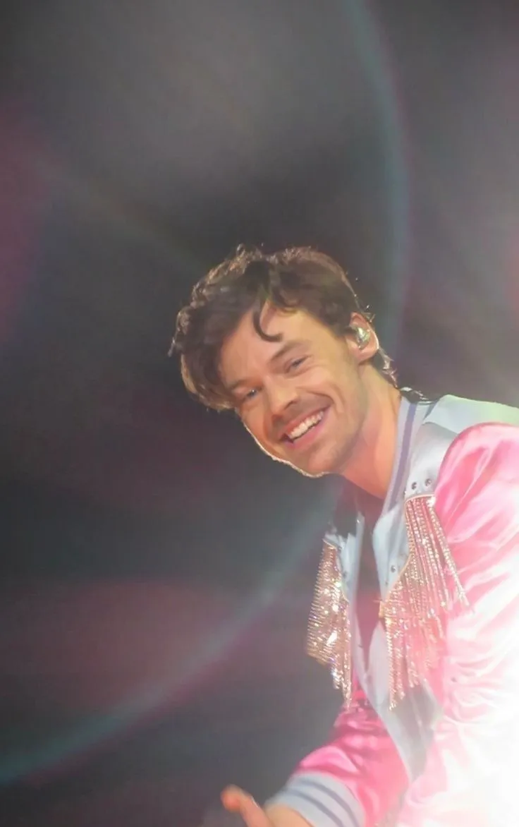 A Split Second in an Interview… and Harry Styles Made the Whole Internet Rethink What ‘Beautiful’ Really Means