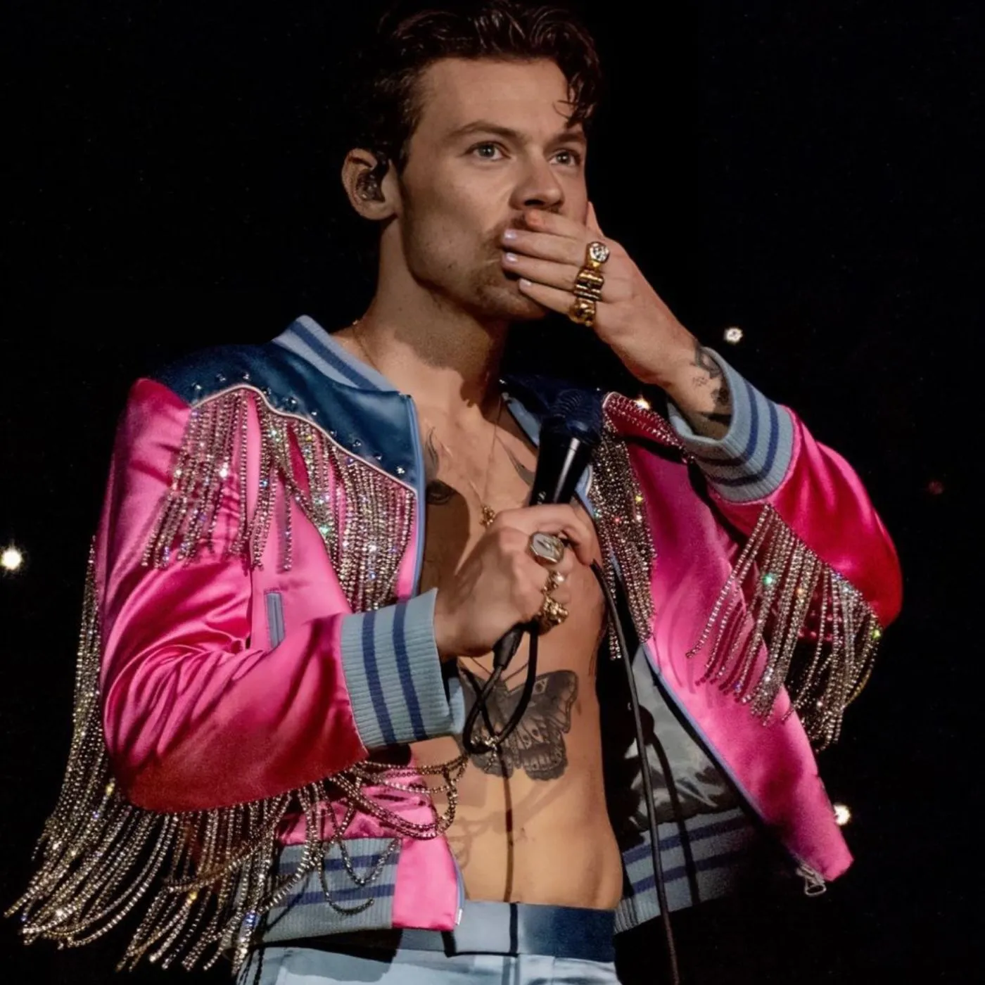 He Always Mentions Two Women First… So Who’s Really Behind Harry Styles’ Heart?