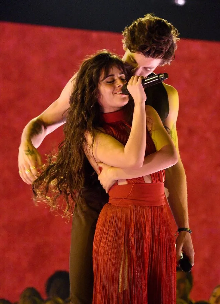 image_688d875cbba55 It’s Mumbai, Not Madison Square Garden… So Why Was Shawn Mendes Holding a Mic and Singing ‘Señorita’ on the Street Like He Was on a World Tour Stage?