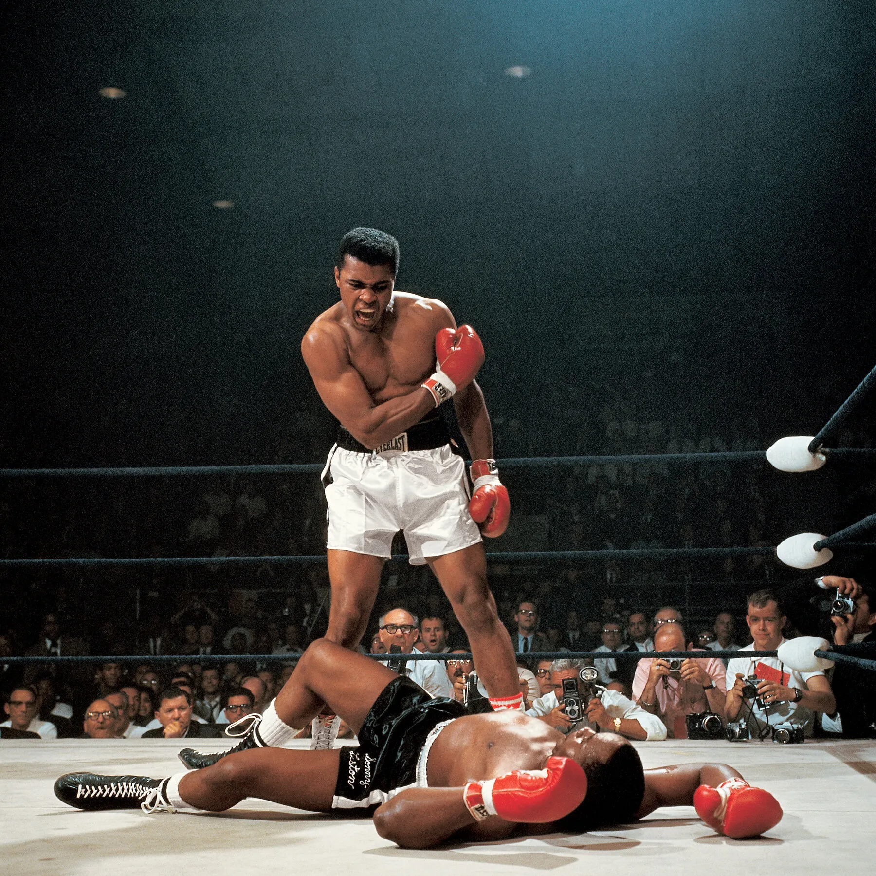 image_68900c3b2b231 Ali Fell at 38, Usyk Made History at 38 – So Why Do People Still Believe Ali Would Easily Destroy Him?