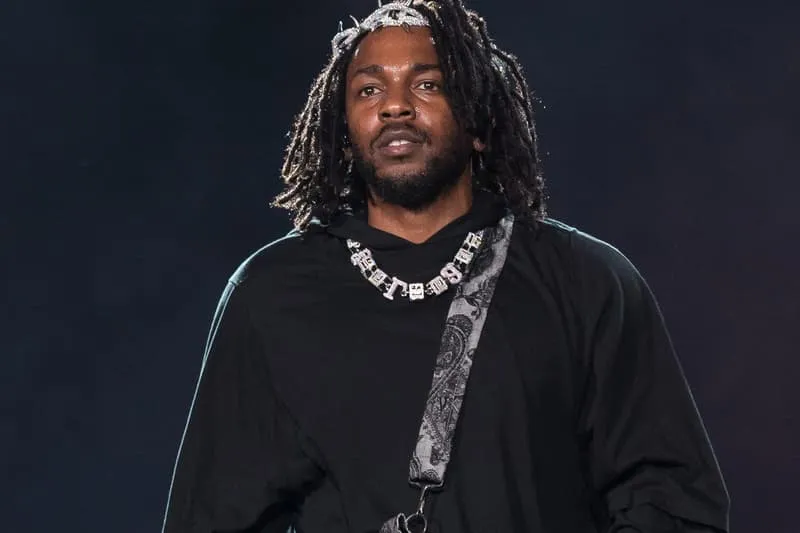 image_689021eb3e457 The Man in the “Compton” Jacket at the Edge of the Photo: Fans Believe He’s the Gangster Who Spared Kendrick’s Father — And That’s Why Kendrick Is Still Alive!