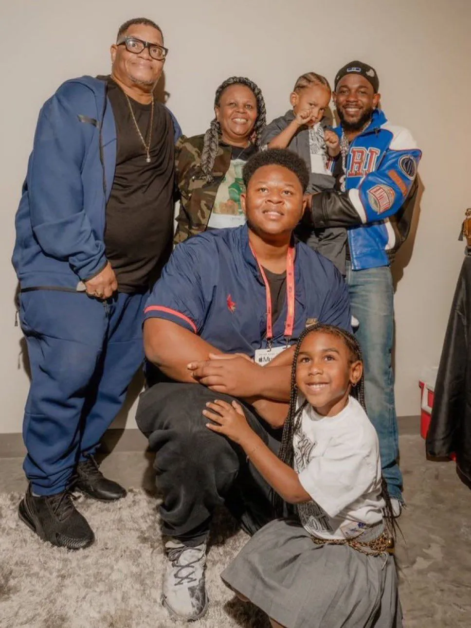 The Man in the “Compton” Jacket at the Edge of the Photo: Fans Believe He’s the Gangster Who Spared Kendrick’s Father — And That’s Why Kendrick Is Still Alive!