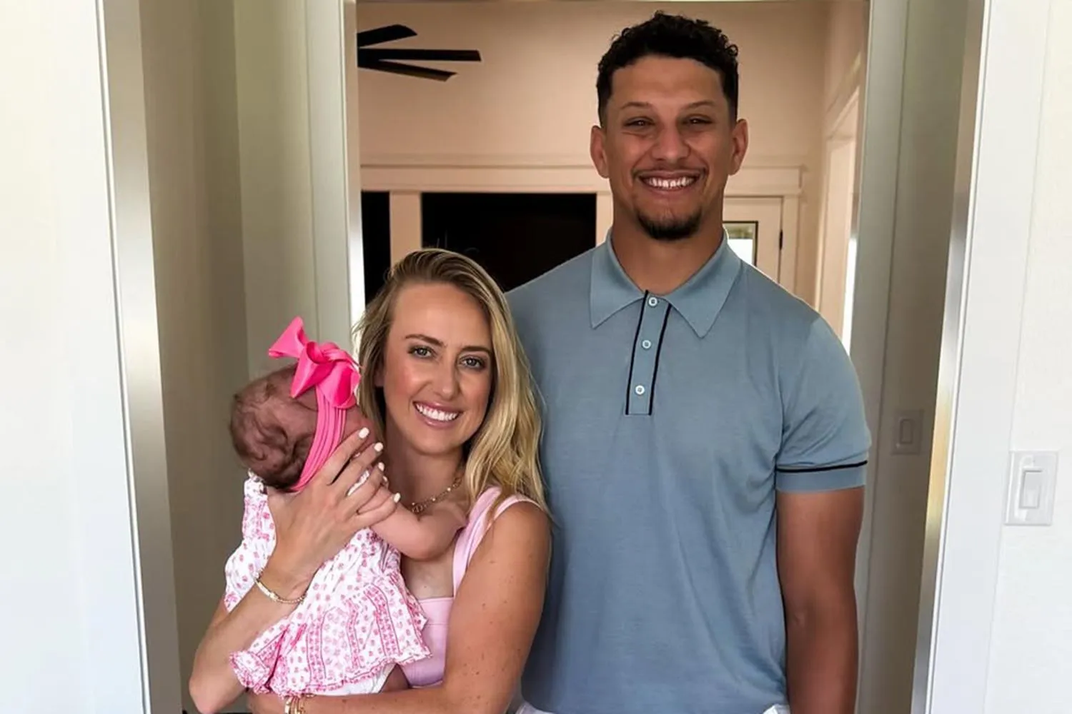 image_68903b8513947 Patrick Mahomes Melts Hearts with First Family Photo of Newborn Daughter — Fans Are Calling It the Sweetest Moment Yet