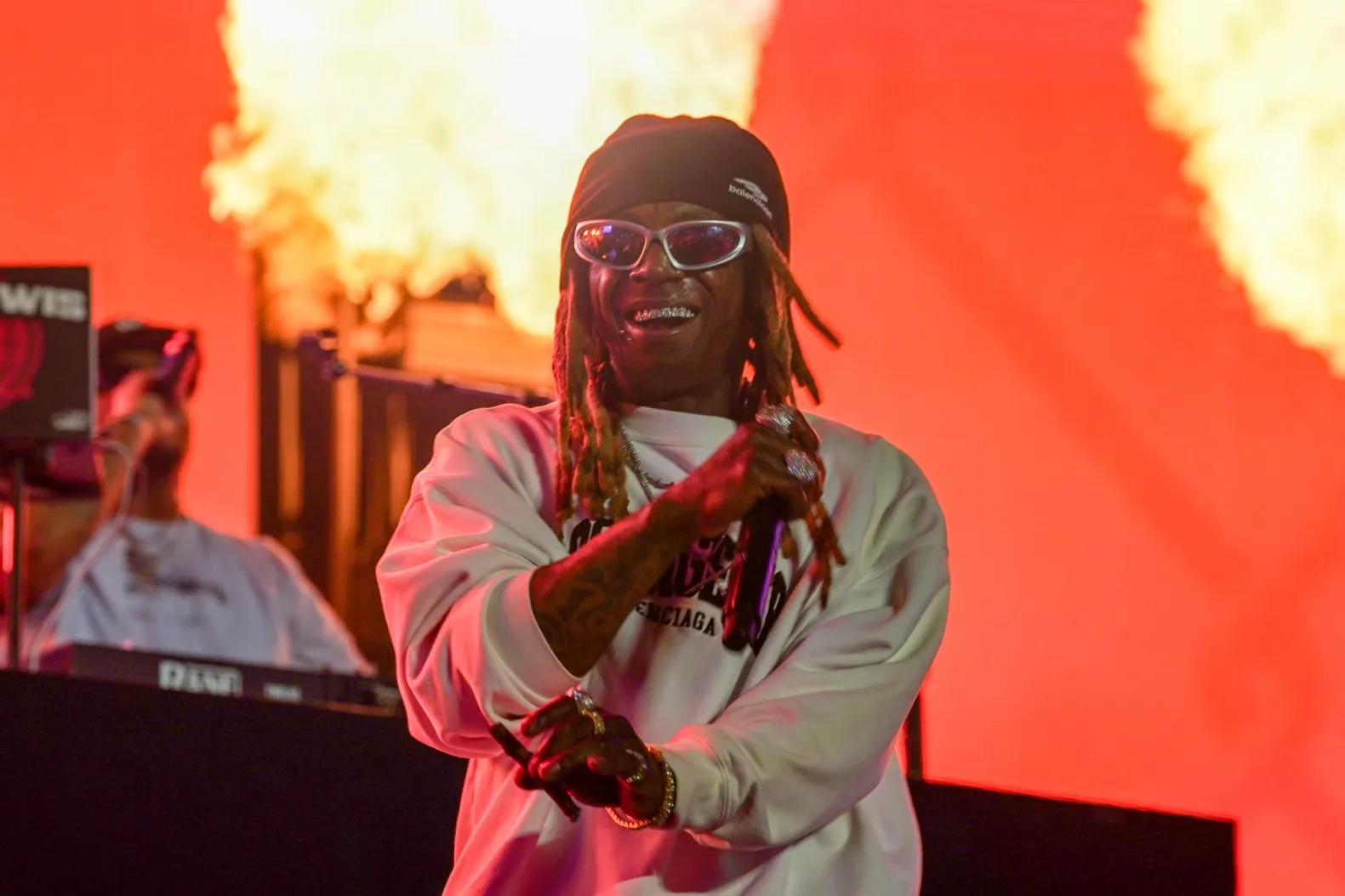 image_68907440329a3 They Didn’t Want You to See This – Lil Wayne Lights Something On Stage and Fans’ Livestreams Suddenly Go Dark