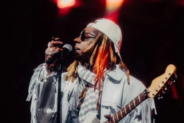 They Didn’t Want You to See This – Lil Wayne Lights Something On Stage and Fans’ Livestreams Suddenly Go Dark