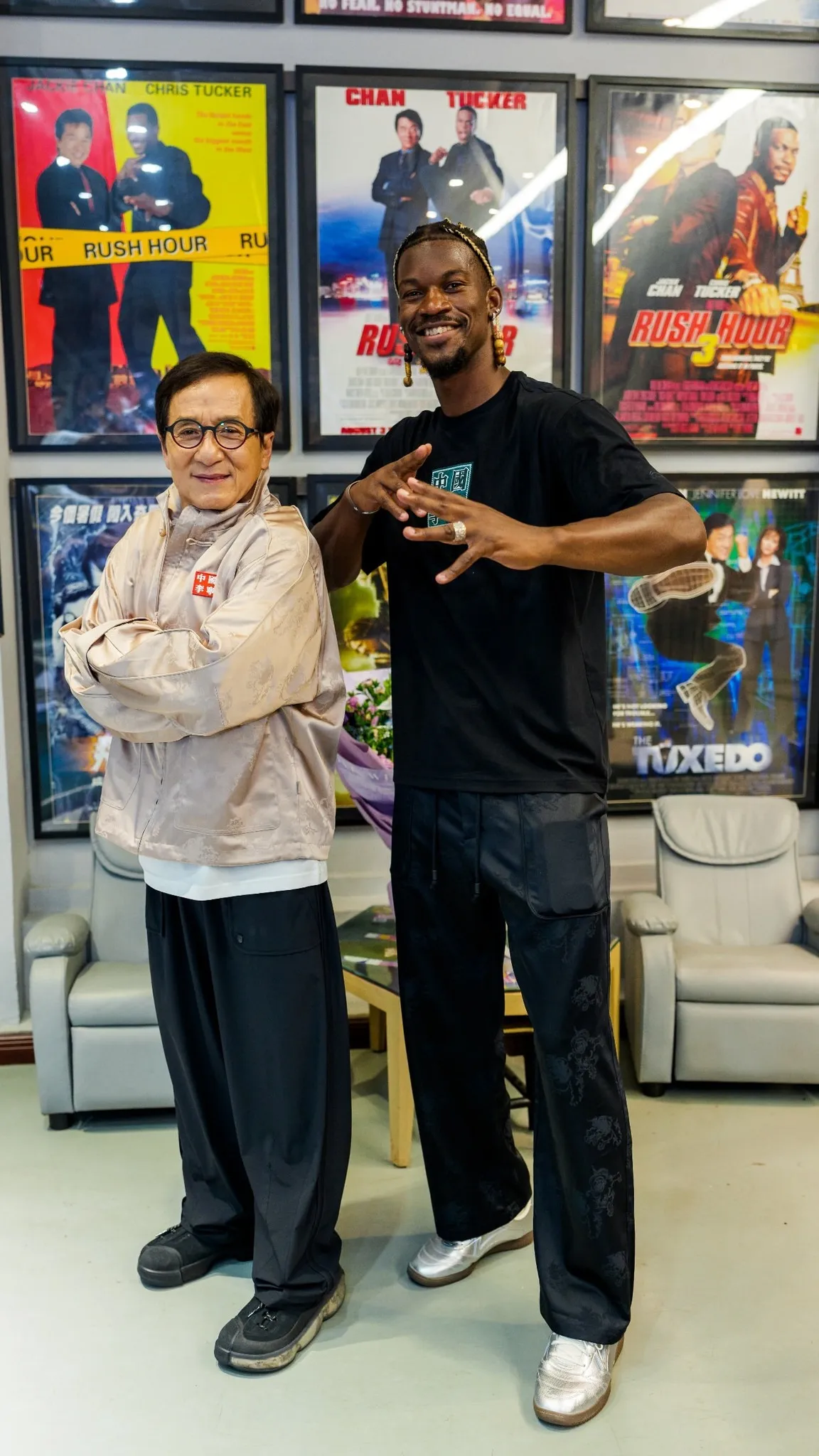 No One Expected an NBA Star to Do This in China – Jimmy Butler Met Jackie Chan and Then Something Unbelievable Happened…