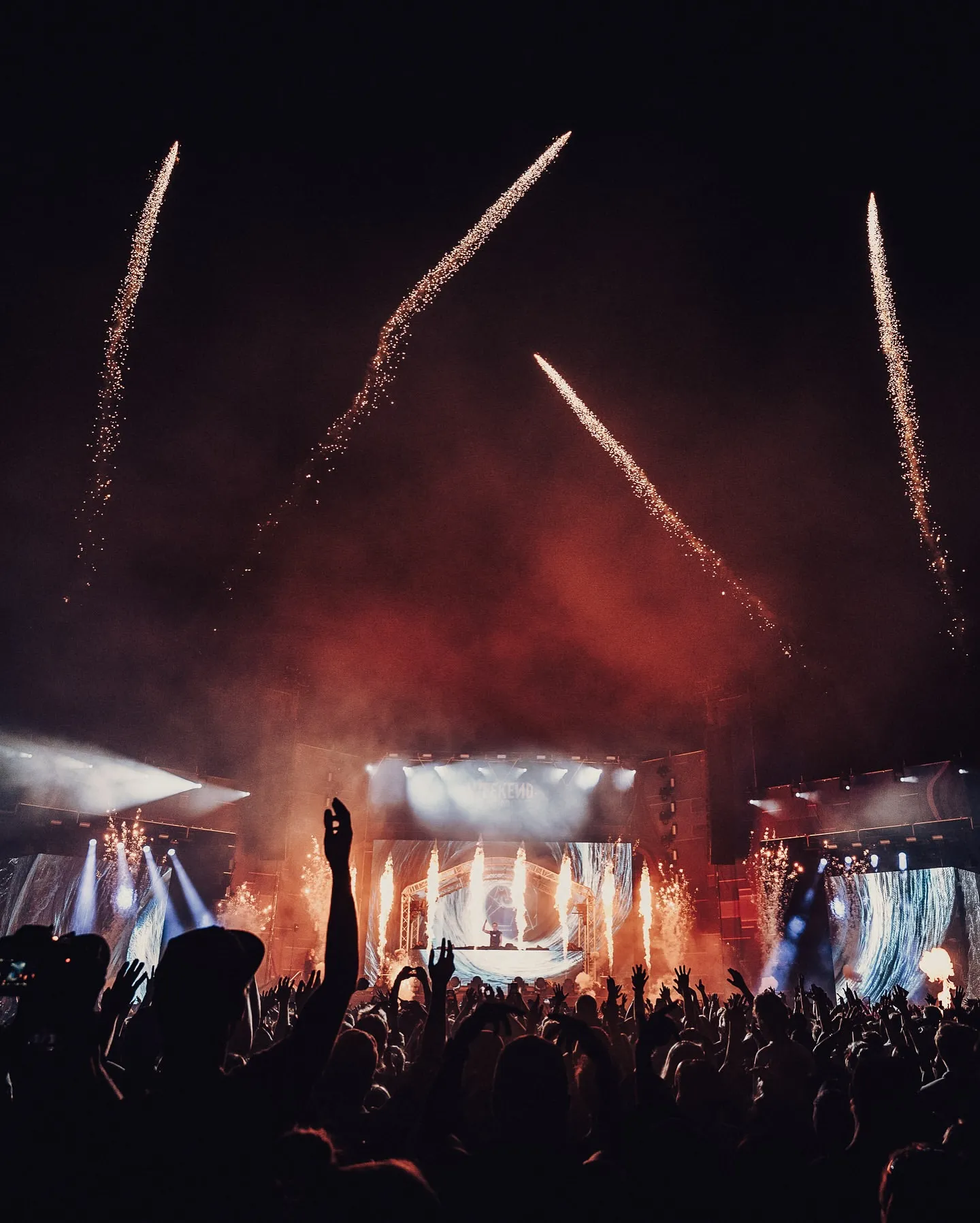 image_6891a6e64f0f7 Armin is upset about the irresponsibility of the event team for leaving him alone to face his own incident in the middle of a performance in Lithuania.