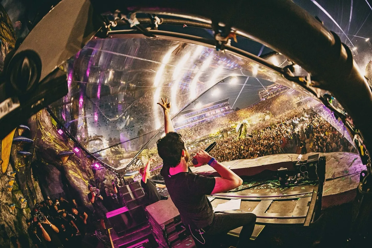 image_6891aae136dd2 The audience cheered as they tried to force an artist performing alongside Armin van Buuren off the stage due to his personal scandal.