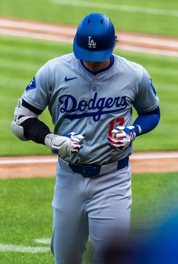 image_6891b608334d5 Shohei Ohtani’s Foul Ball Knocked Out a Guard — The Wild Clip Everyone’s Talking About