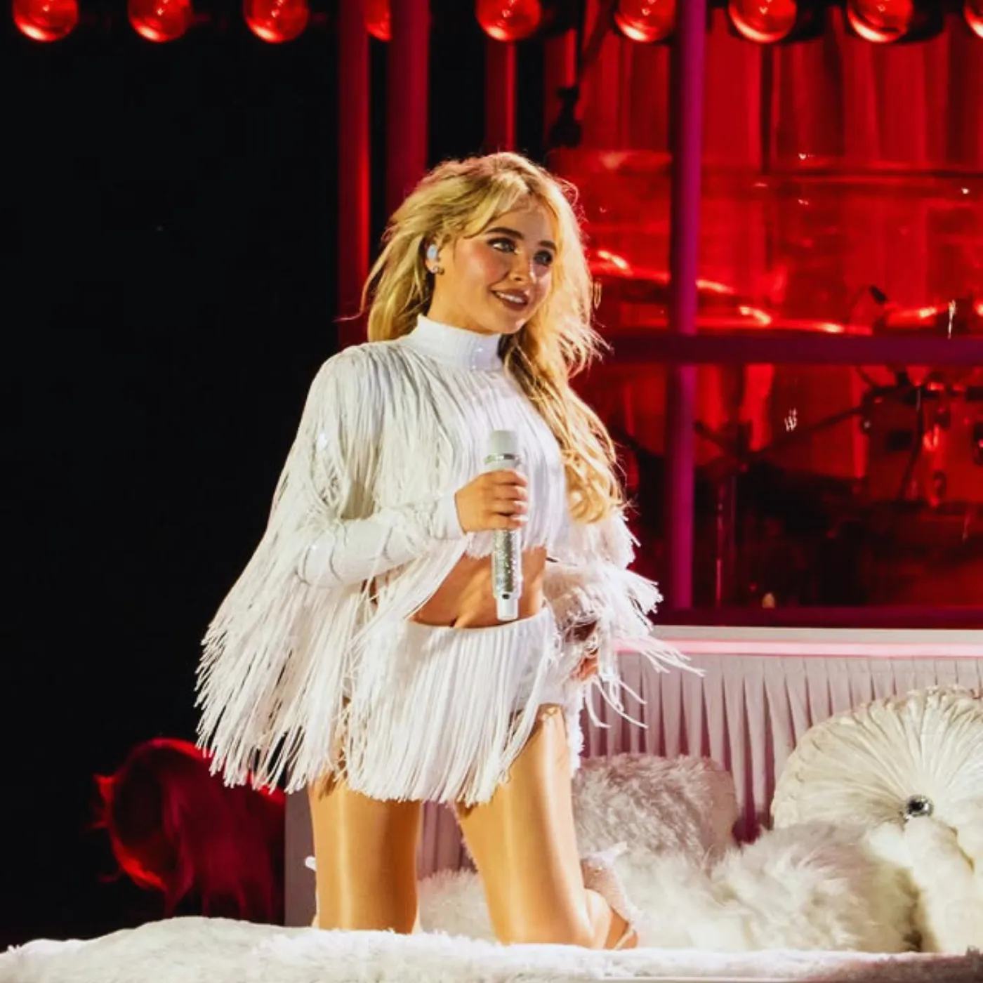 image_6891caa94ed84 You Won’t Believe Who Just Joined Sabrina Carpenter On Stage