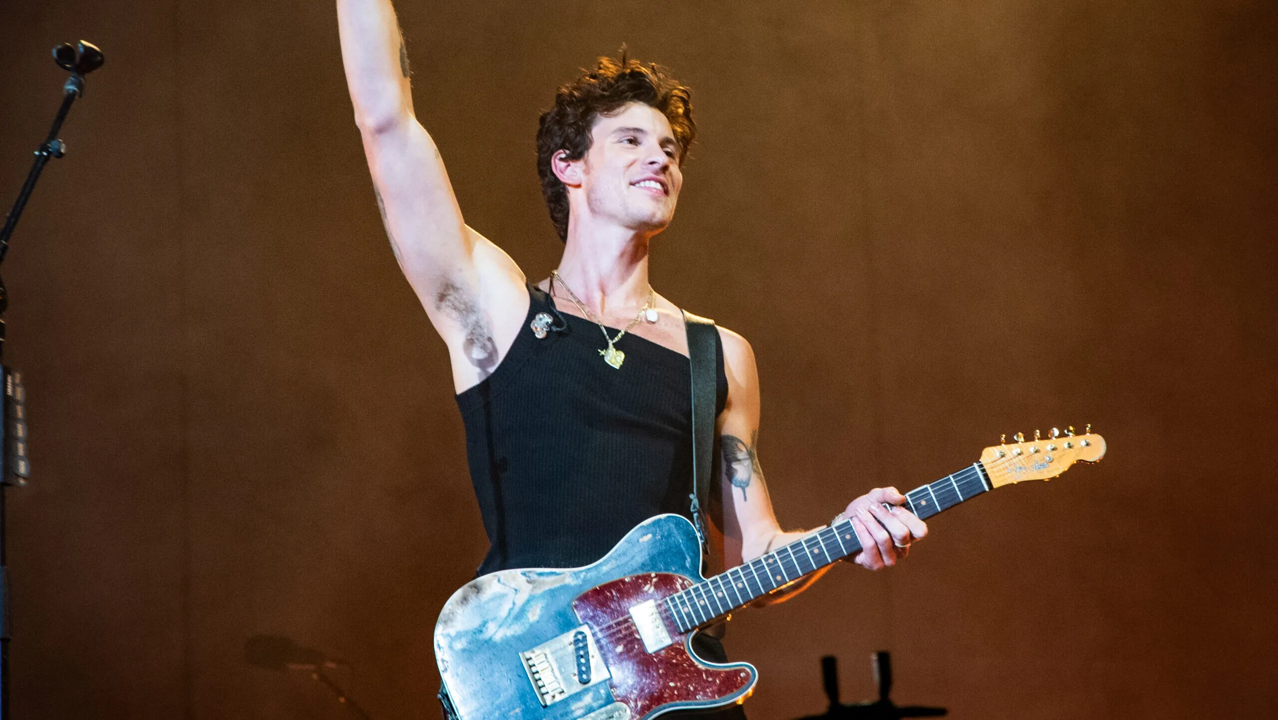 image_6892c45911637 Shawn Mendes Set Krakow on Fire - But It Was the Merch Booth That Burned Fans’ Trust